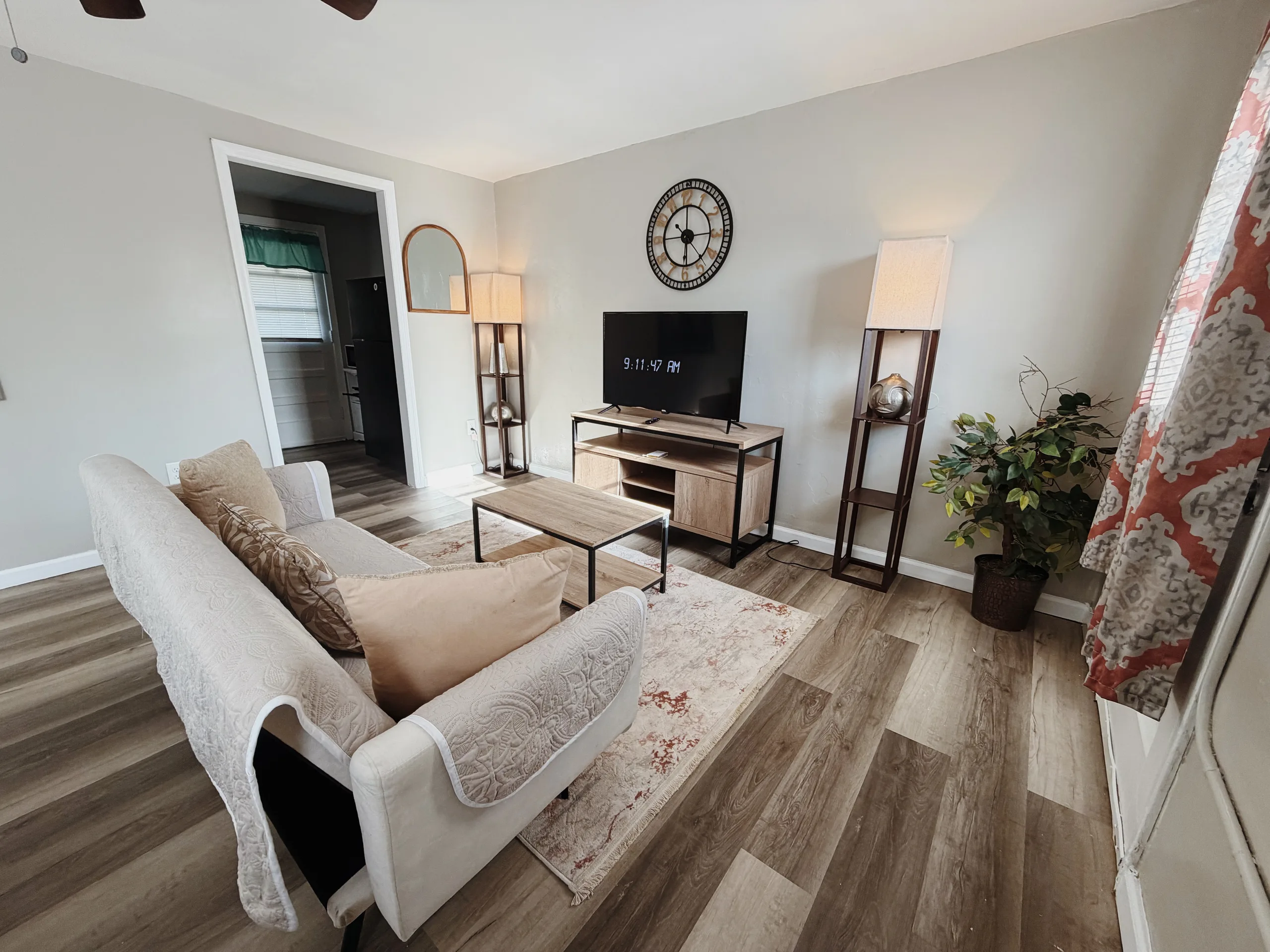 Historic 1BR Apt • 2 Queen Beds • Near VSU & SGMC