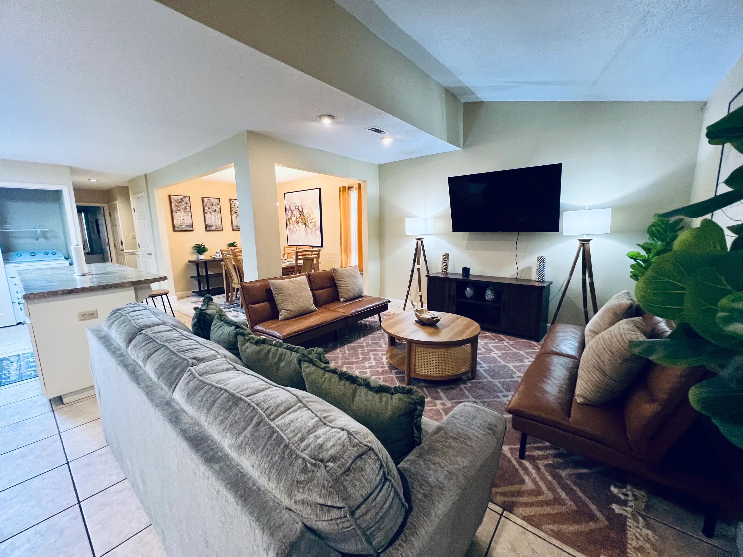 Spacious 4BR Townhouse | 8 Beds | Near SGMC & VSU