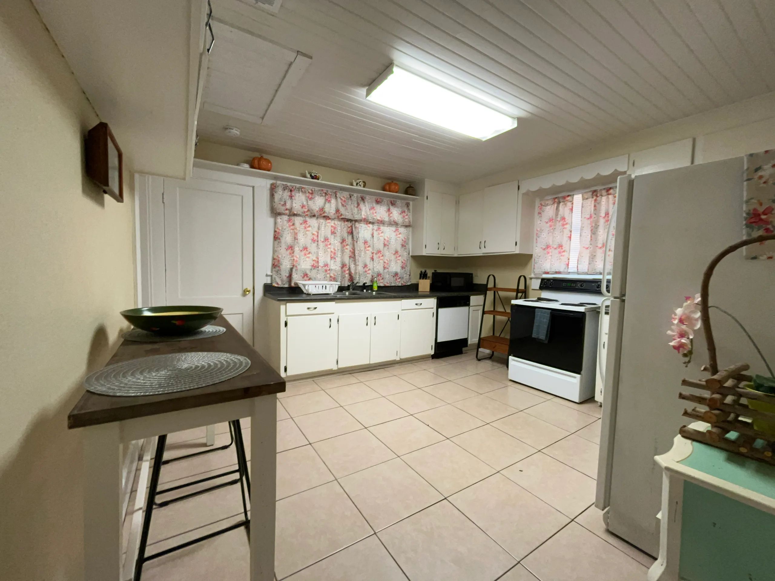 Sleeps 10| Pet-Friendly w/ Parking & Nature