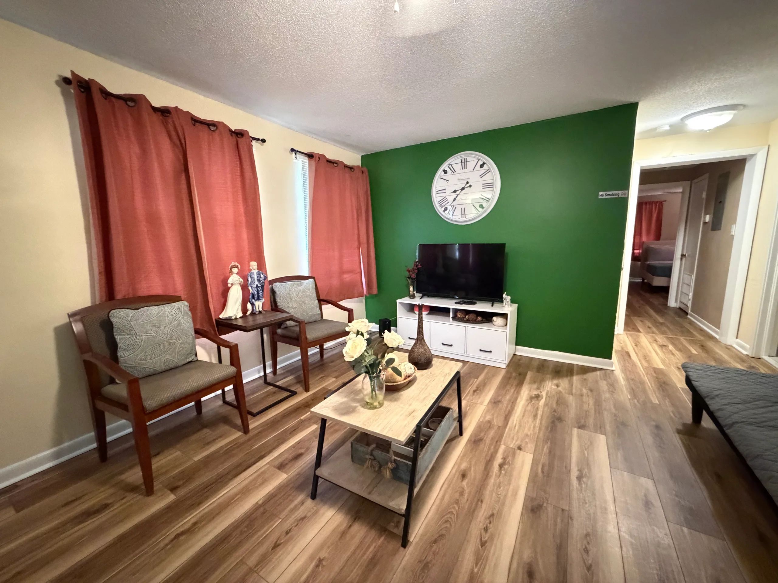 Renovated 2BR Upstairs Near SGMC Wild Adventures