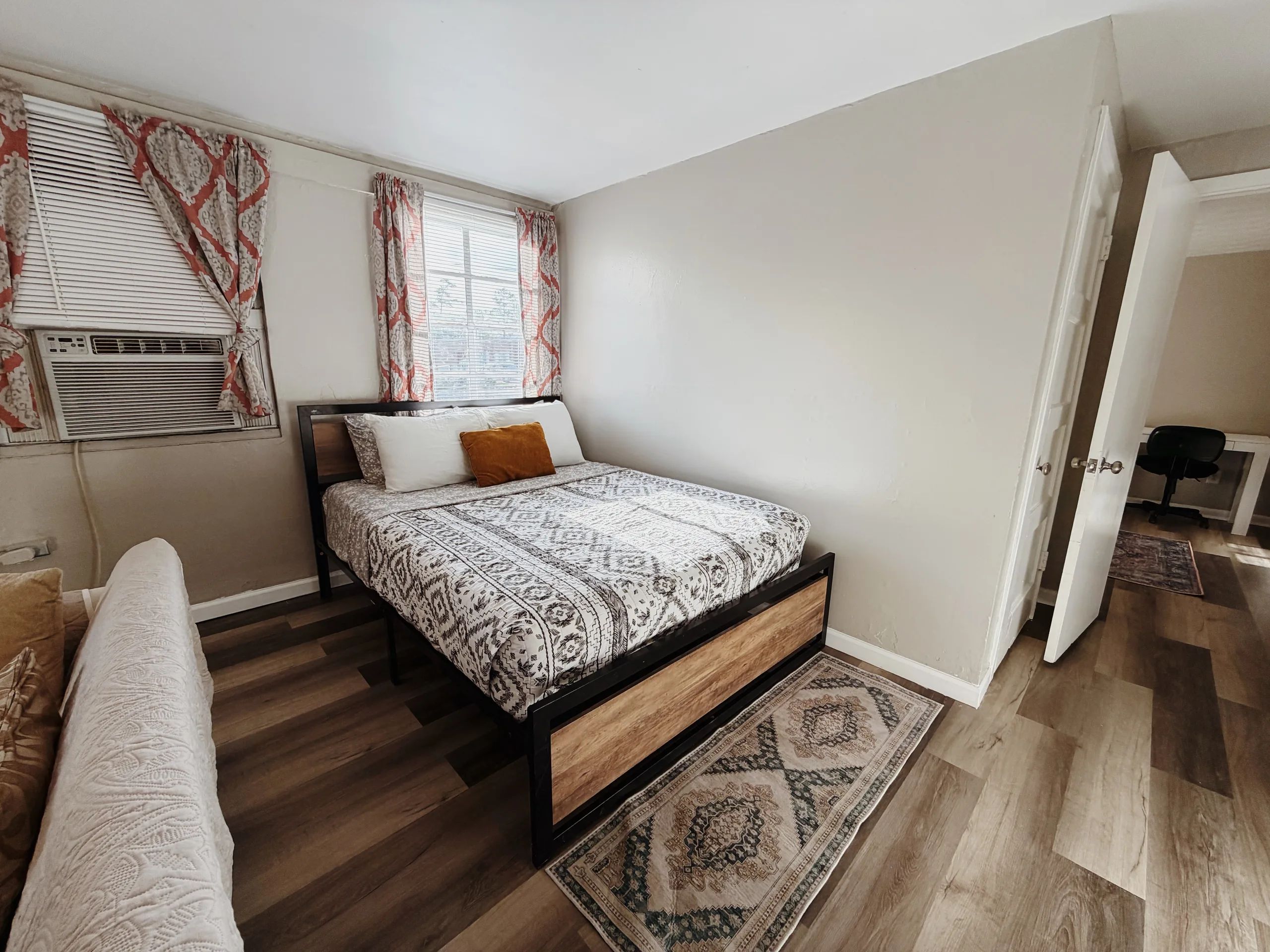 Historic 1BR Apt • 2 Queen Beds • Near VSU & SGMC