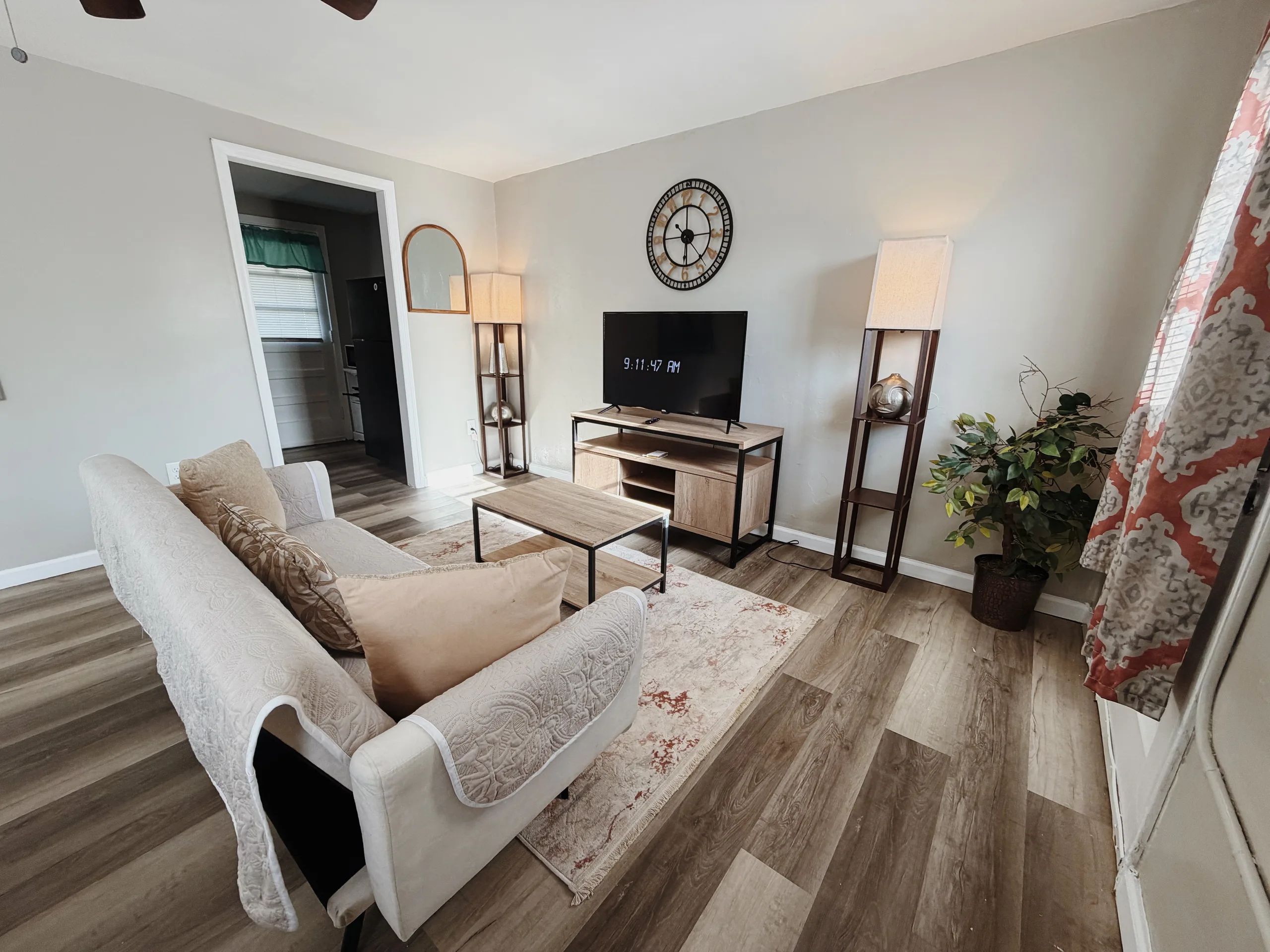 Historic 1BR Apt • 2 Queen Beds • Near VSU & SGMC